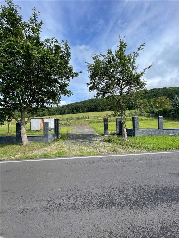 Pozemek na stavbu dvougeneračního rodinného domu v Chuderově, okr. Ústí nad Labem