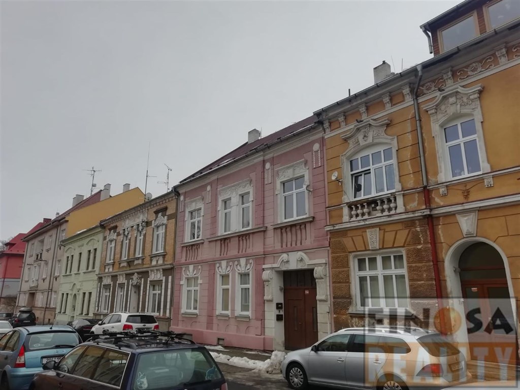 Nájem malého podkrovního bytu 1+kk v bližším centru města Chomutov.