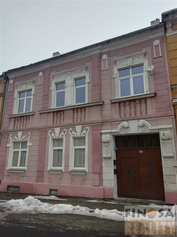 Nájem malého podkrovního bytu 1+kk v bližším centru města Chomutov.