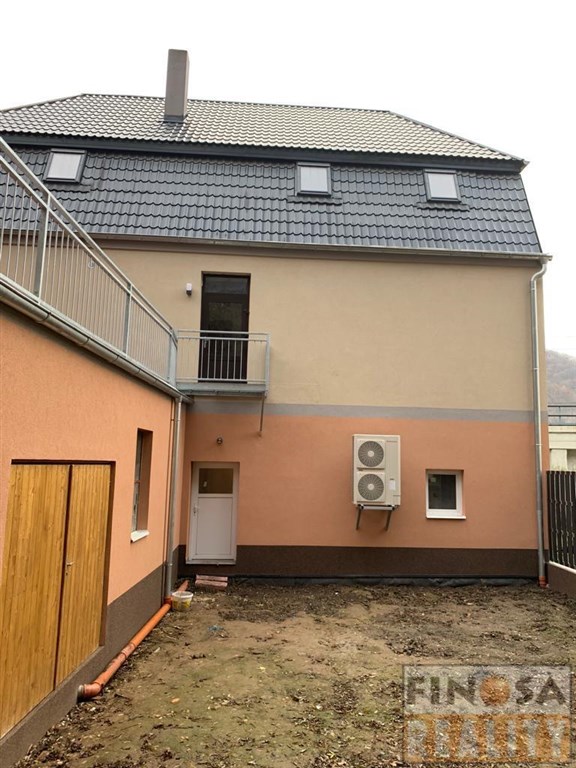 Na prodej samostatně stojící rodinný dům 8+kk s garáží, velkou terasou a menším pozemkem v Roztokách u Povrlů, okres Ústí nad Labem.