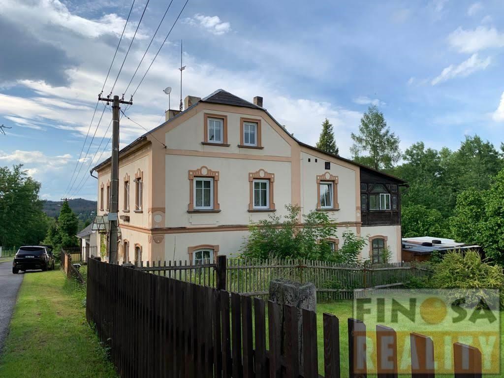 Na prodej velký, samostatně stojící rodinný dům 8+1 s garáží, přístavkem a rozlehlým pozemkem v Doubici, okres Děčín.