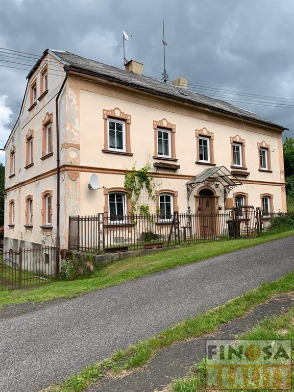 Na prodej velký, samostatně stojící rodinný dům 8+1 s garáží, přístavkem a rozlehlým pozemkem v Doubici, okres Děčín.