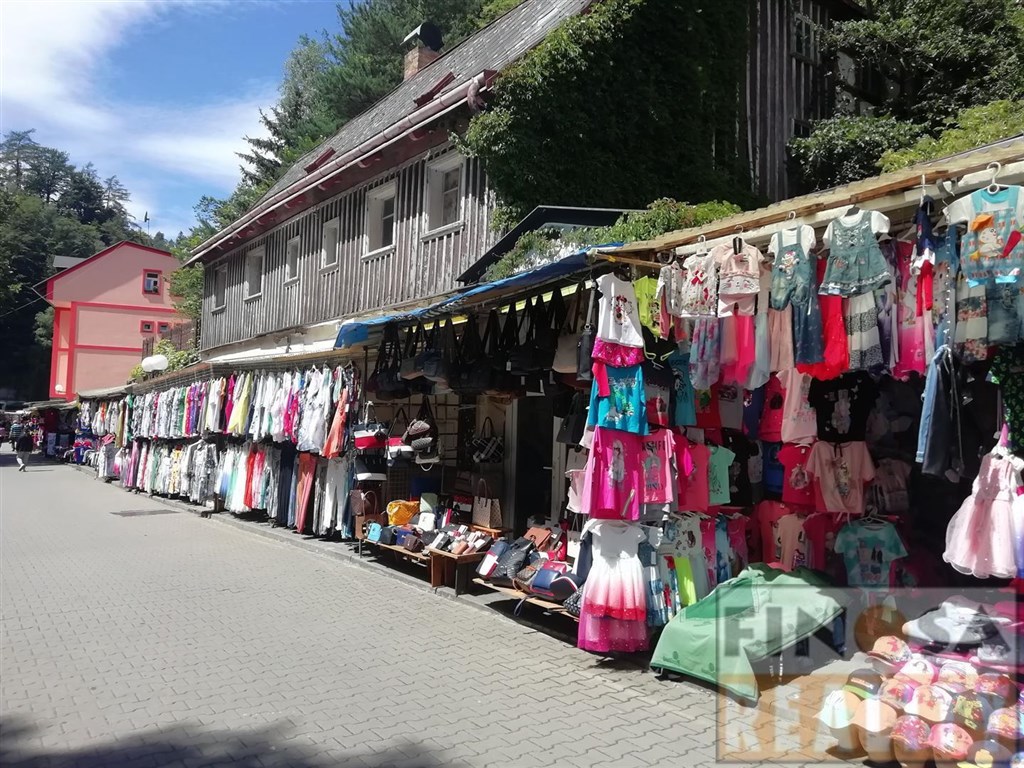 Na prodej samostatně stojící objekt – obchodní prostor v samotném centru obce Hřensko, okr. Děčín.