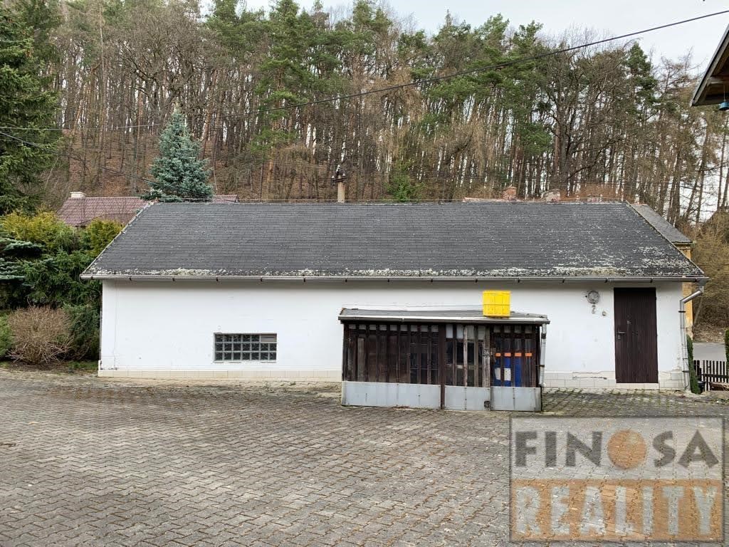 Na prodej samostatně stojící rodinný dům s garážemi a velkým pozemkem v obci Litvínov – Janov,  okres Most.
