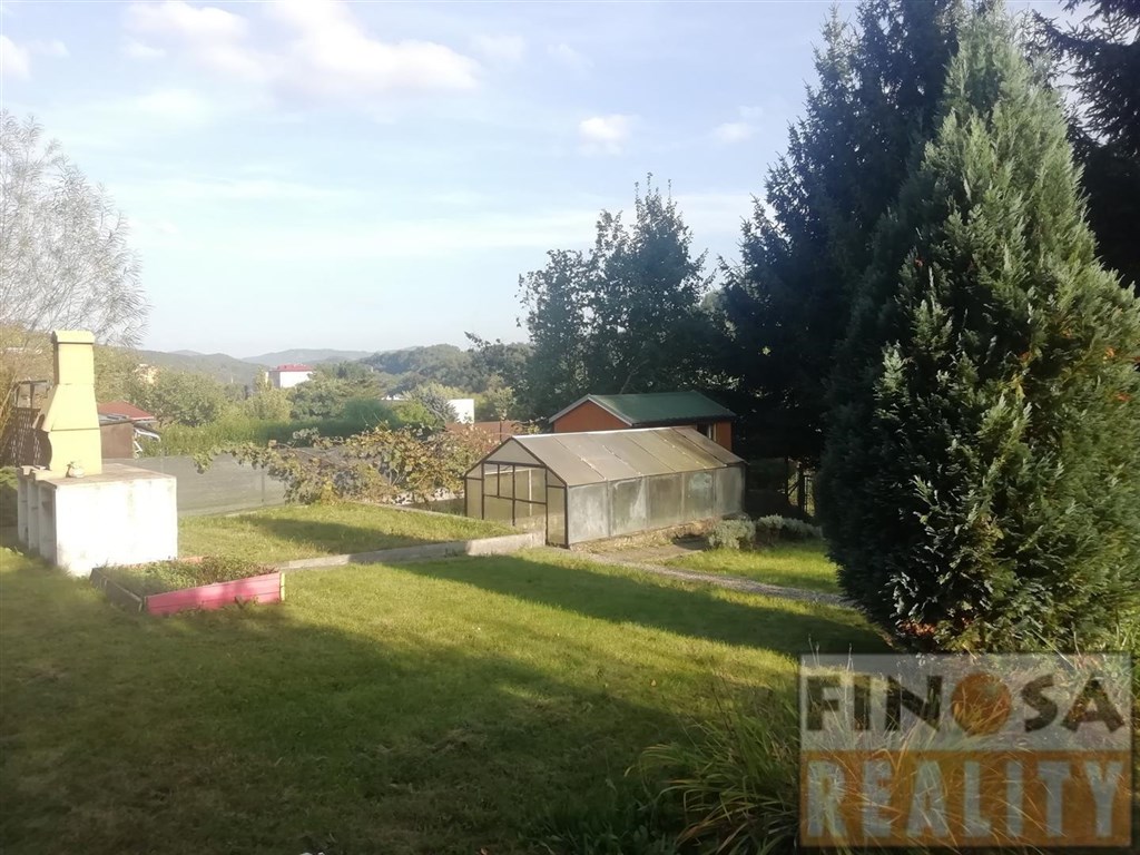 Na prodej malá, samostatně stojící rekreační chata s hezkým pozemkem v Děčíně – Bynov