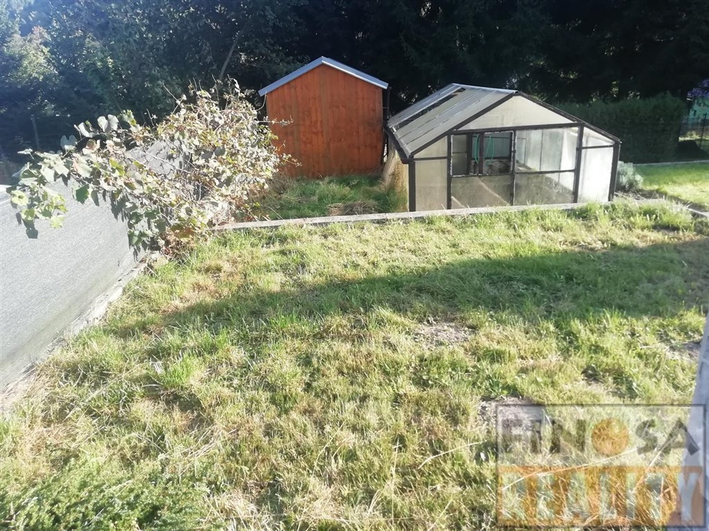 Na prodej malá, samostatně stojící rekreační chata s hezkým pozemkem v Děčíně – Bynov
