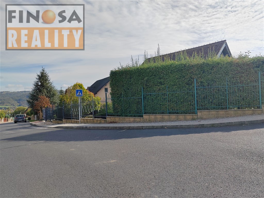 Na prodej samostatně stojící rodinný dům 5+1 s garáží, krásnou zahradou a krytým bazénem v obci Malšovice u Děčína