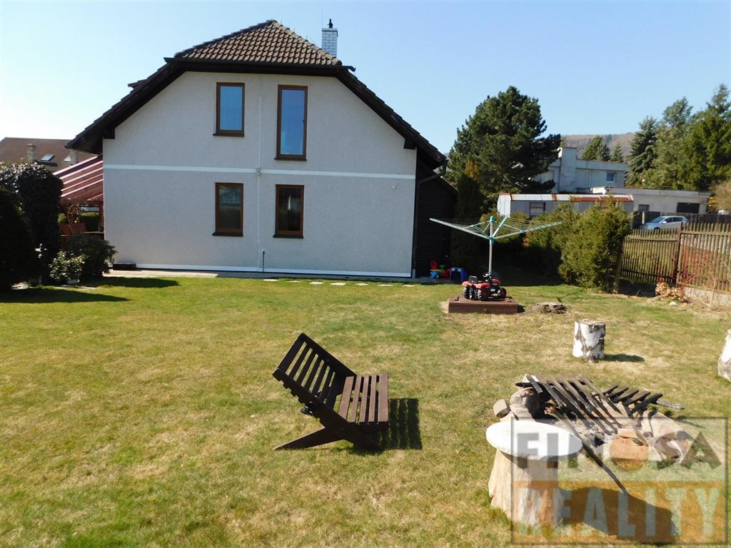 Rodinný dům s terasou, bazénem a se zahradou v Libouchci, okr. Ústí nad Labem