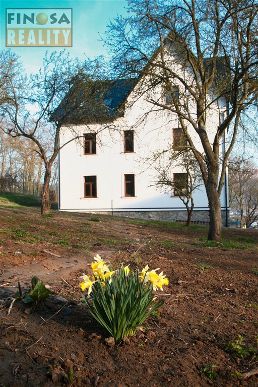 Prodej bytu 3+KK (105 m2) v 1. patře a nebytového prostoru (60 m2) ve zrekonstruovaném domě v Ústí nad Labem-Střekov, ul. K Loděnici