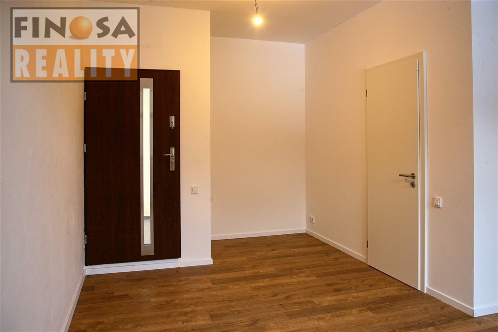 Prodej bytu 3+KK (105 m2) v 1. patře a nebytového prostoru (60 m2) ve zrekonstruovaném domě v Ústí nad Labem-Střekov, ul. K Loděnici