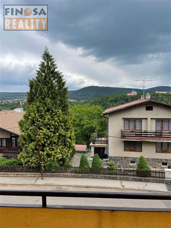 Pronájem mezonetového bytu 5+1 (podl. pl. 120 m2) se dvěma balkóny, garáží a dvěma parkovacími místy v Ústí nad Labem – Bukov