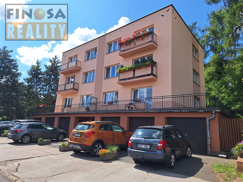 Pronájem mezonetového bytu 5+1 (podl. pl. 120 m2) se dvěma balkóny, garáží a dvěma parkovacími místy v Ústí nad Labem – Bukov