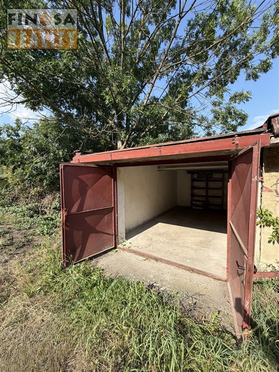 Prodej zděné řadové krajové garáže v garážovém dvoře v Ústí nad Labem – Střekov